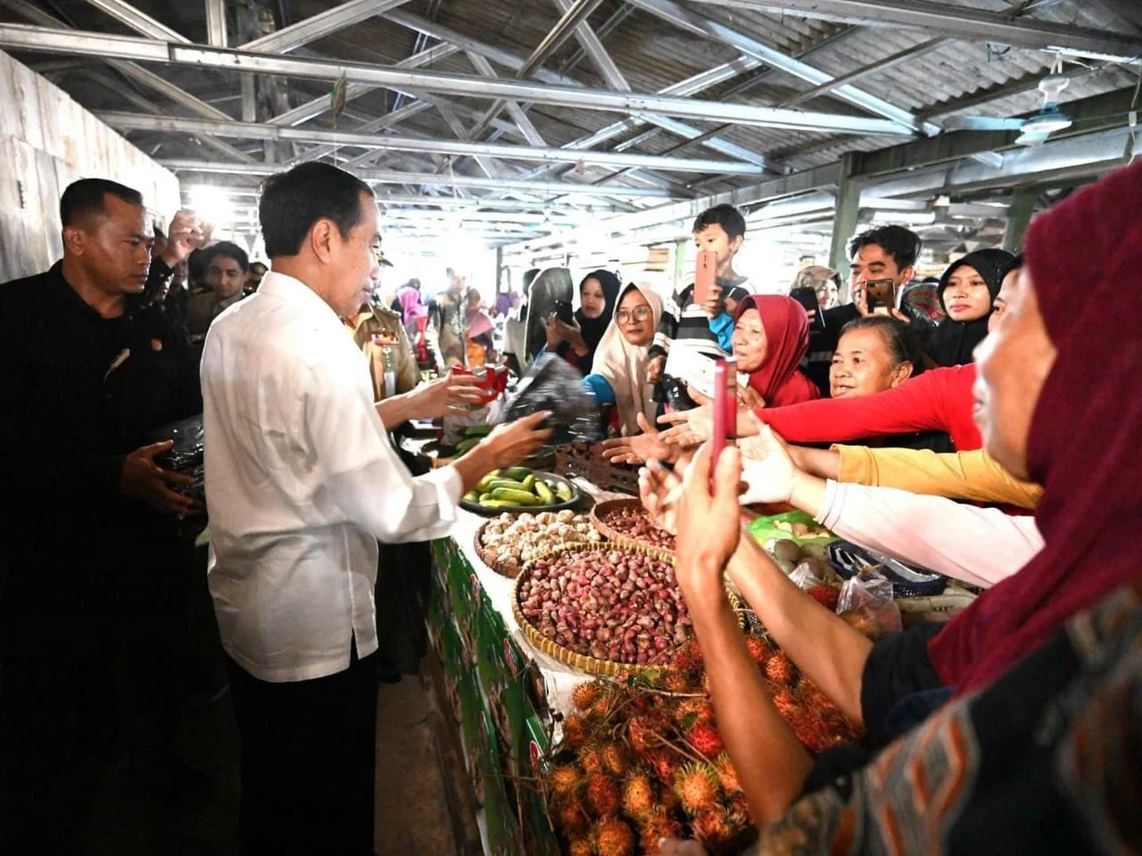 Presiden Jokowi Cek Harga-Harga Kebutuhan Pokok Di Pasar Mungkid Magelang