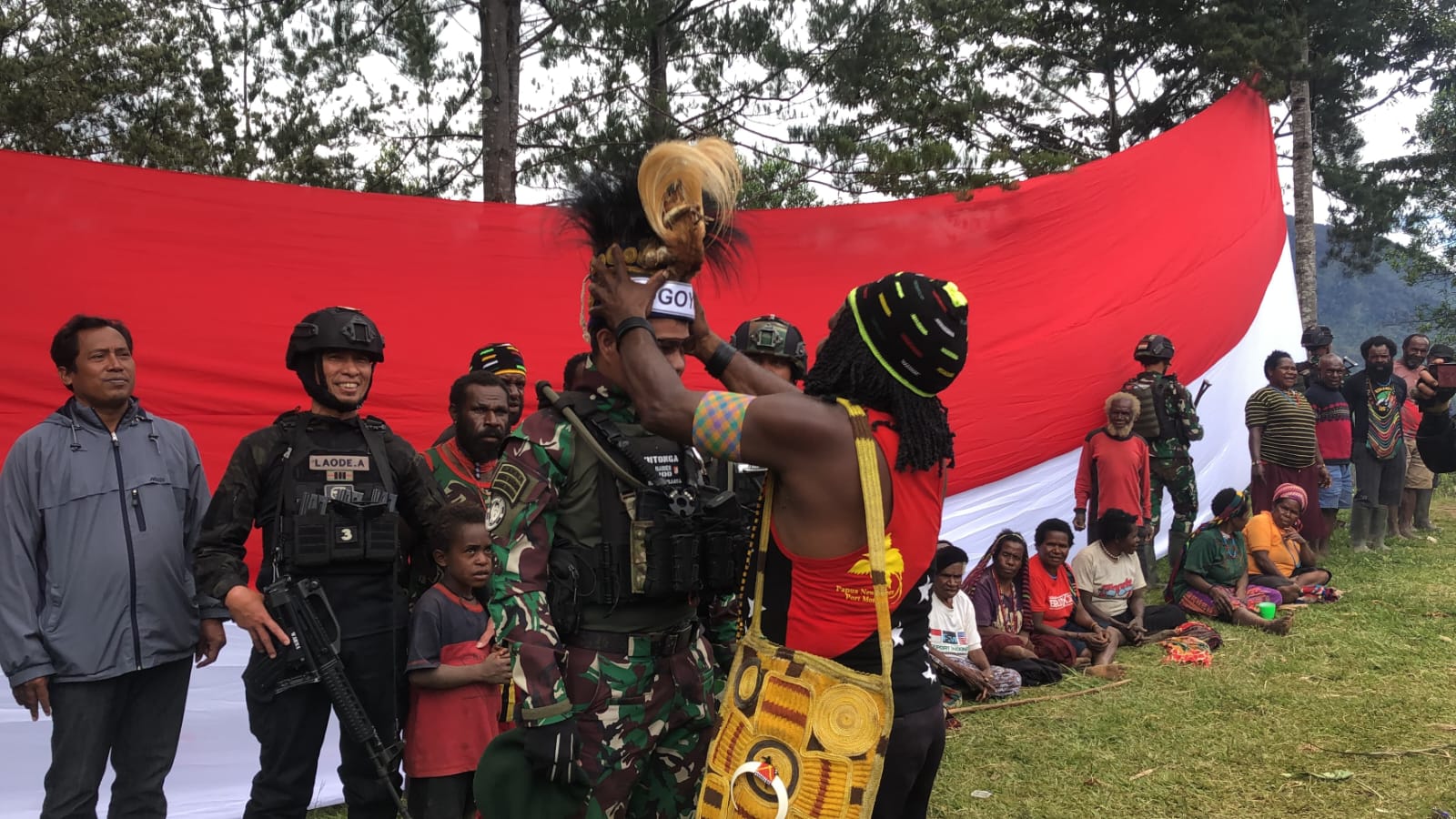 Sebagai Warga Kehormatan Suku Dani, Dansatgas TNI 300 Siliwangi Diberi Gelar Kogoya Dari Kepala Suku Besar Kabupaten Puncak di Gome Papua