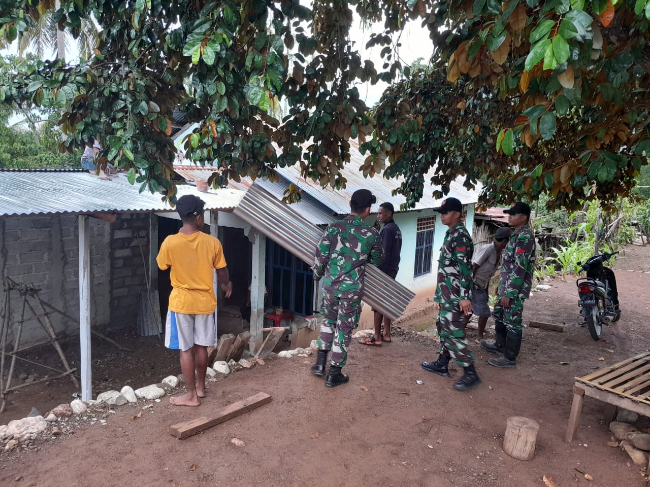 Bantu Masyarakat Renovasi Kios, Pos Inbate Satgas Yonkav 6/Naga Karimata Bantu Masyarakat