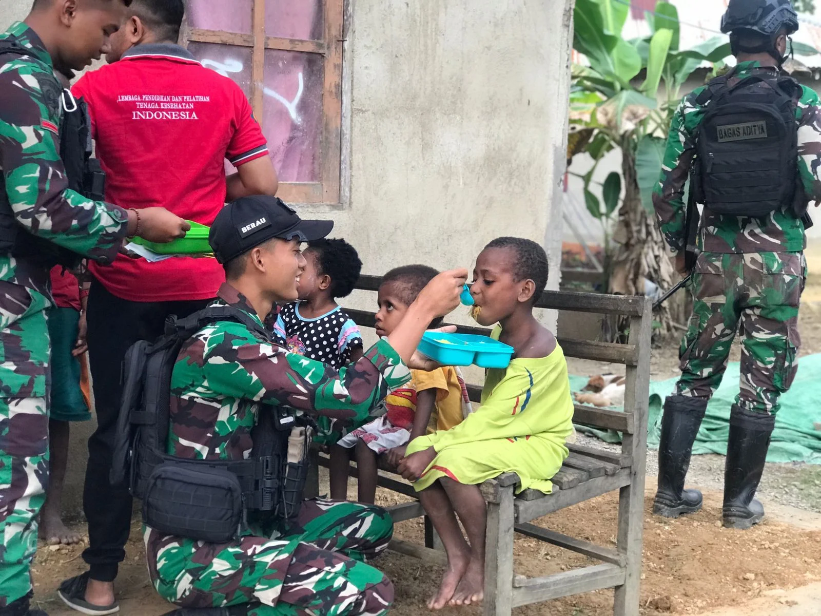Satgas Yonif 623 Berkolaborasi Dengan Posyandu Memeriksa Kesehatan dan Pertumbuhan Balita