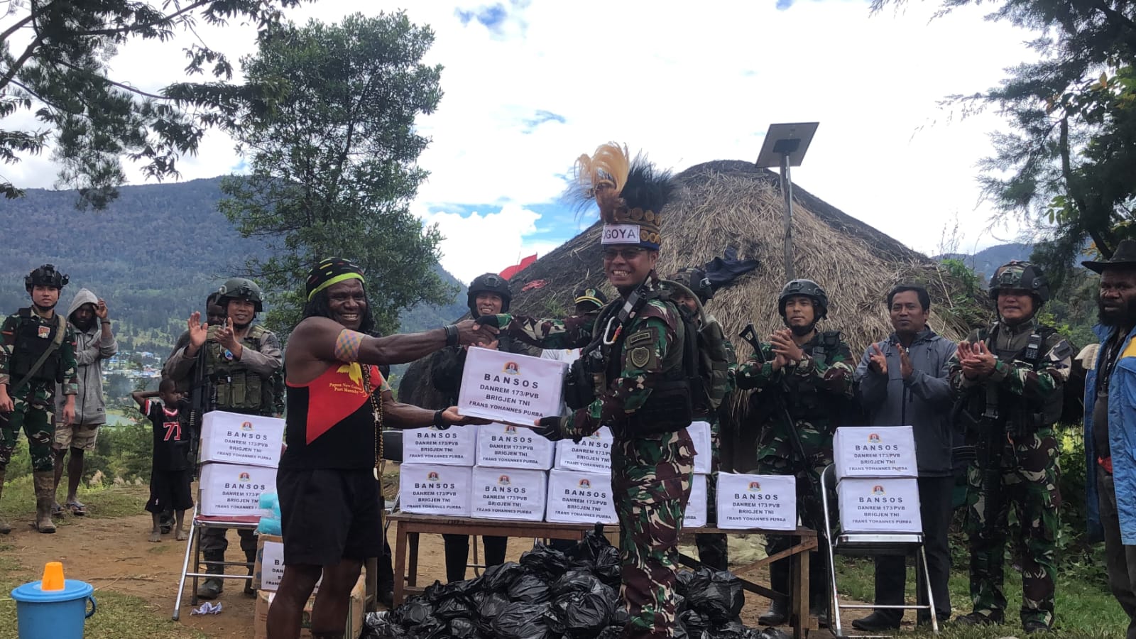 Dansatgas TNI 300 Siliwangi Distribusikan Bansos Danrem 173/PVB Untuk Warga Gome Papua