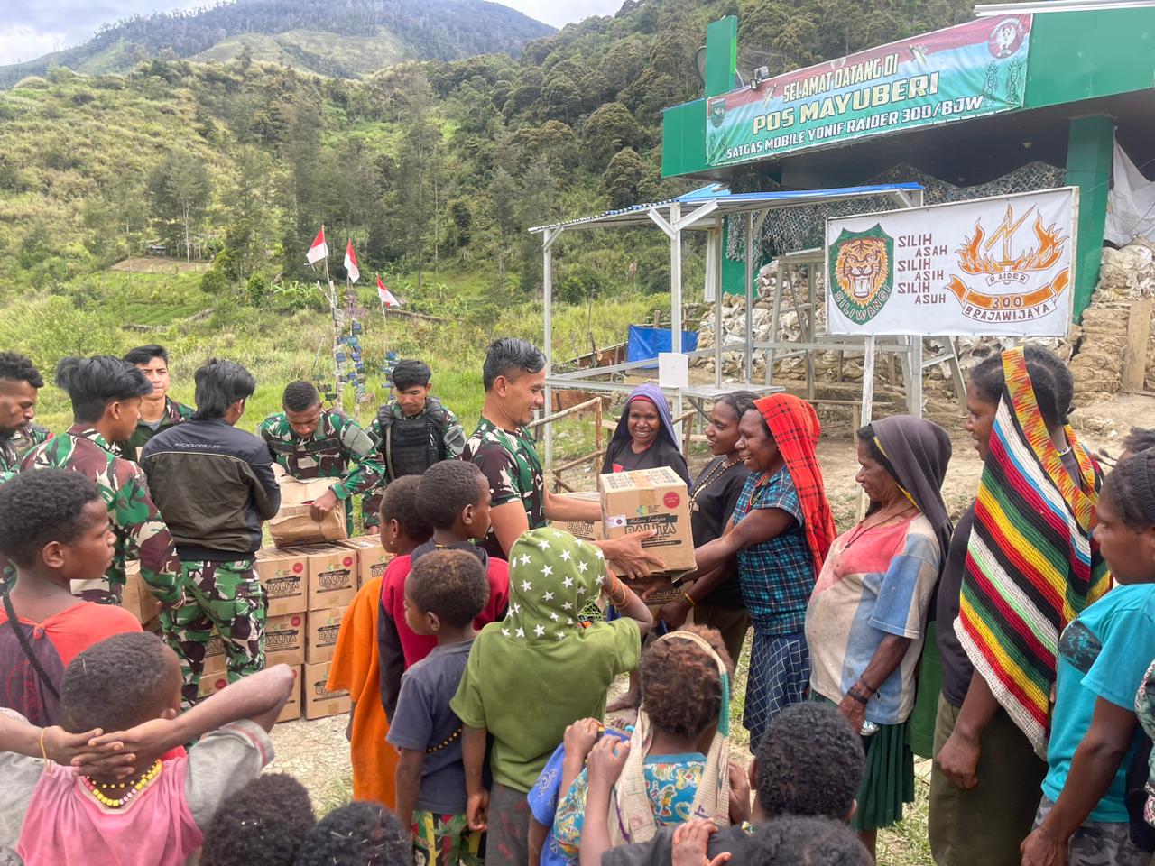 Cegah Stunting, Satgas TNI 300 Siliwangi Bagikan Biskuit Balita di Mayuberi Papua