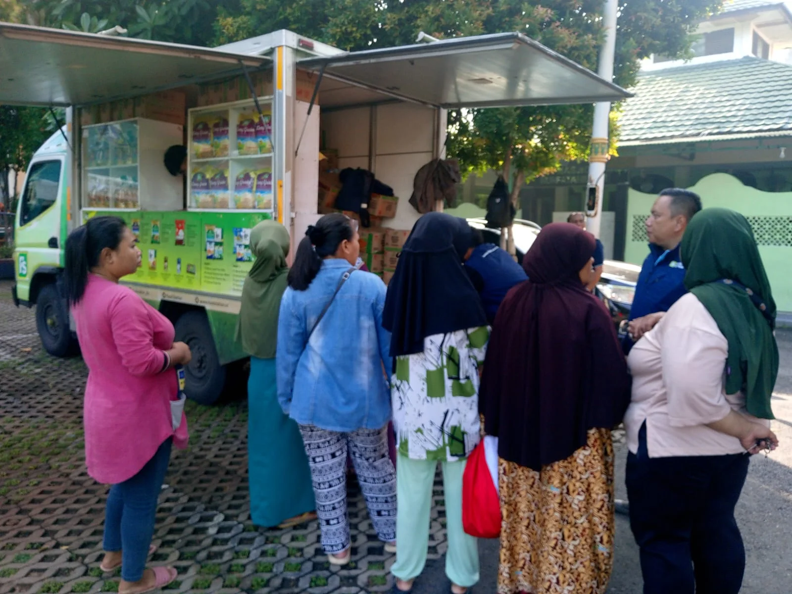 Pemprov DKI, Bekerjasama dengan Pt KCN dan food station (FS) Mengadakan tebus sembako murah di halaman kecamatan Cilincing