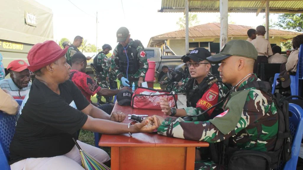 Truk Banua Mace Pace Milik Satgas Yonif 623 Manfaatkan Balai Pertemuan Warga Papua
