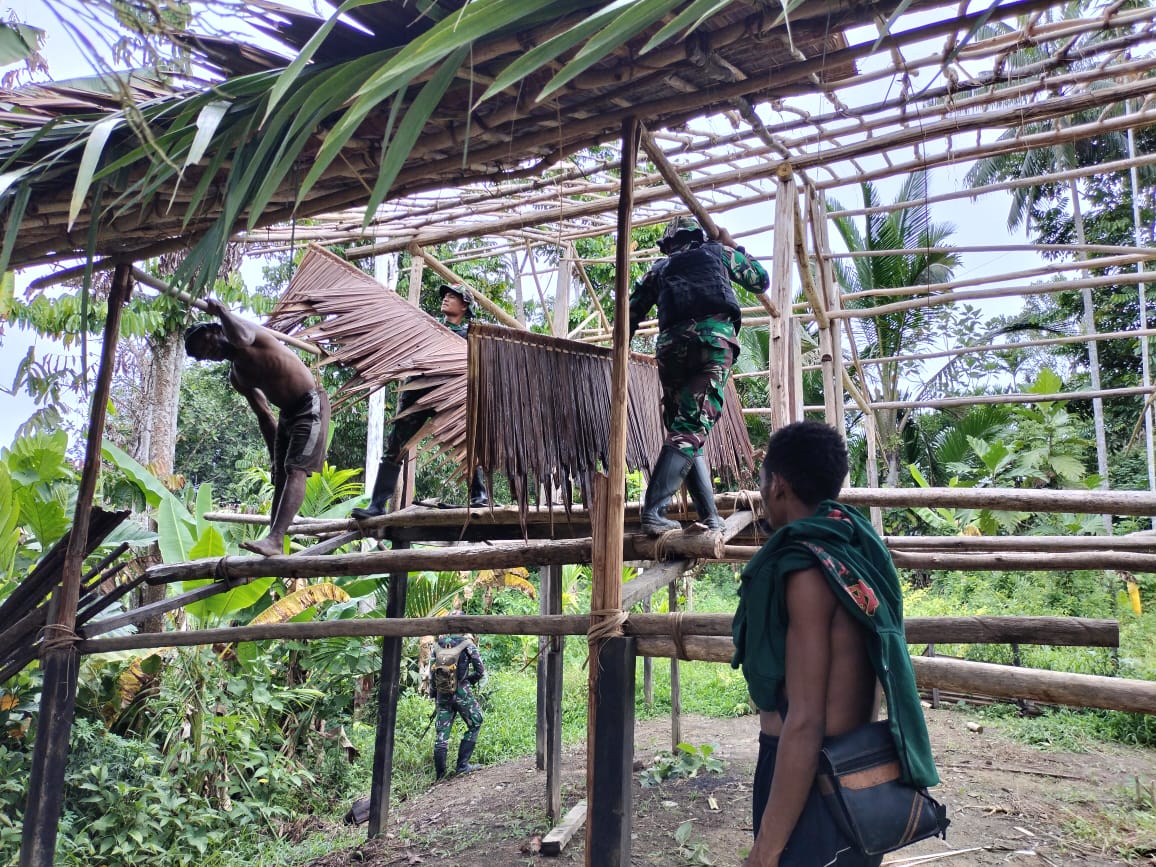 Wujud Kemanunggalan TNI Dengan Rakyat, Satgas Yonif 122/TS Bantu Membangun Rumah Warga