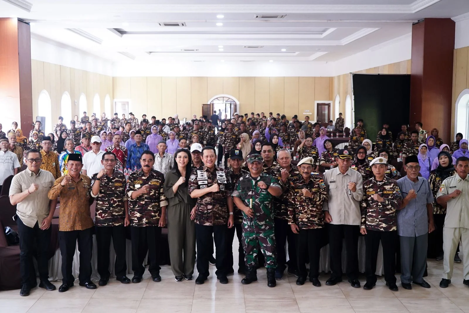 Bertemu Keluarga Besar TNI/Polri (FKPPI dan PEPABRI) Kebumen, Ketua MPR RI Bamsoet Ingatkan Masyarakat Meski Libur Panjang Tidak Lupa Menggunakan Hak Pilih Pada 14 Februari