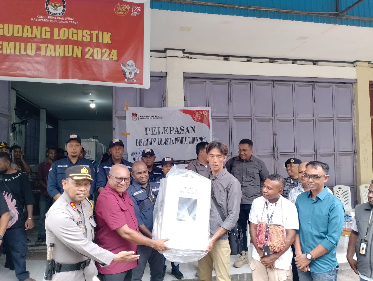 KPU Kabupten Kepulauan Yapen Resmi Distribu Logistik Pemilu Hari Ini Ke Yapen Barat Dan Yapen Timur
