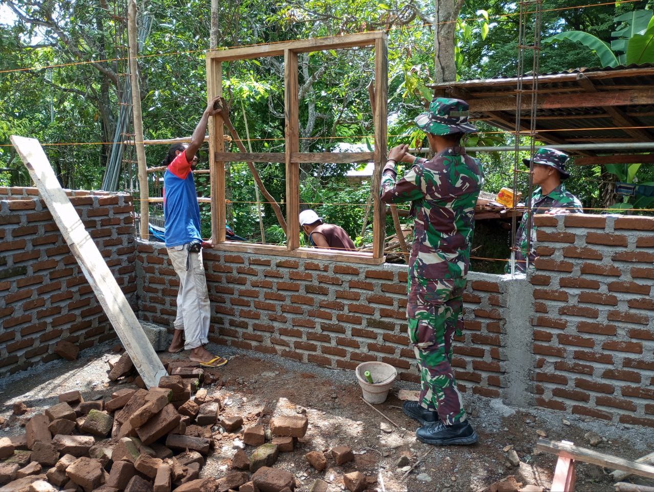 Pos Manamas Satgas Yonkav 6/Naga Karimata Bantu Renovasi Rumah Masyarakat