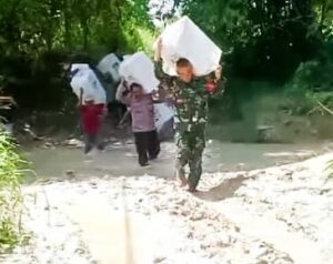 Luar Biasa, Perjuangan Tak Kenal Lelah Babinsa Kodim Bojonegoro Kawal Distribusi Logistik Pemilu