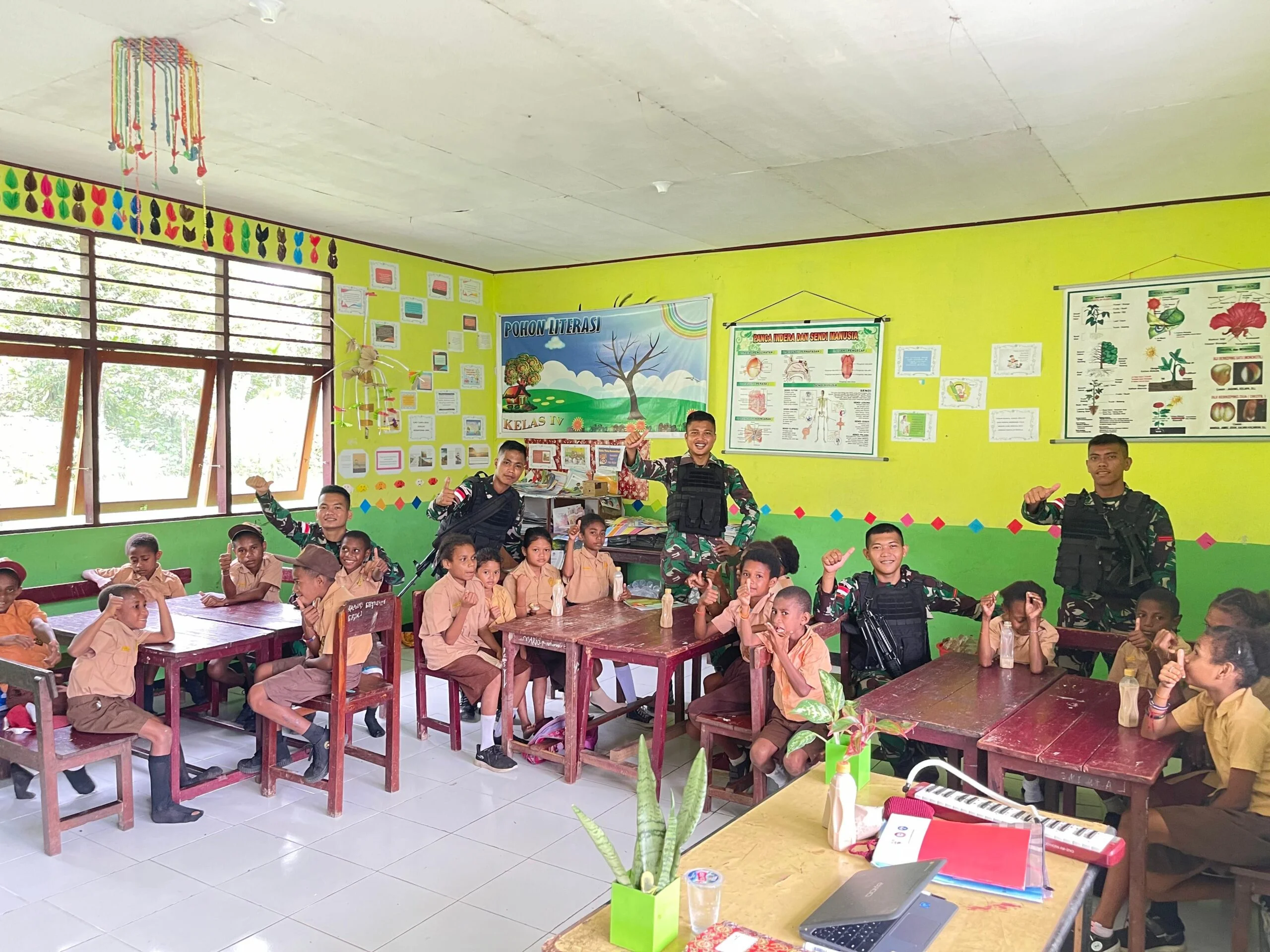 Satgas Yonif 122/TS Berikan Makanan dan Susu Kepada Anak-Anak SD di Perbatasan Papua