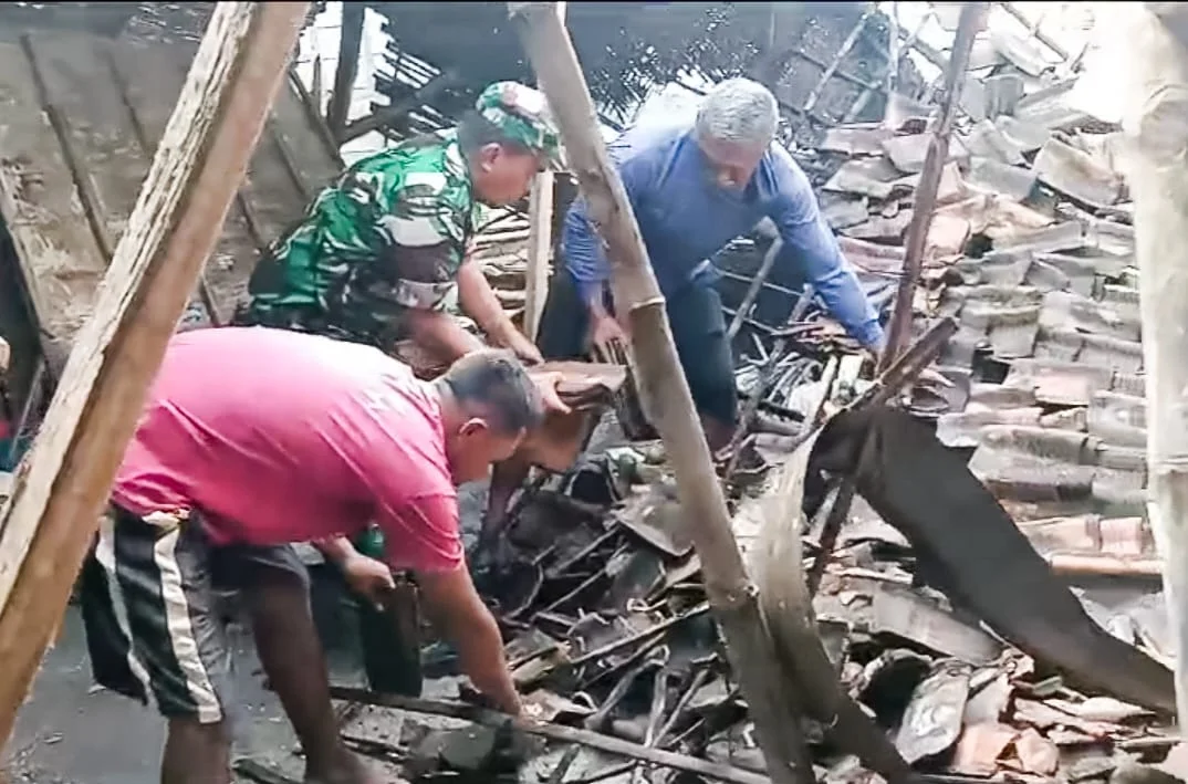 Babinsa Koramil Sumberrejo Bojonegoro bantu Bersihkan Reruntuhan Bangunan Dapur Rumah Roboh