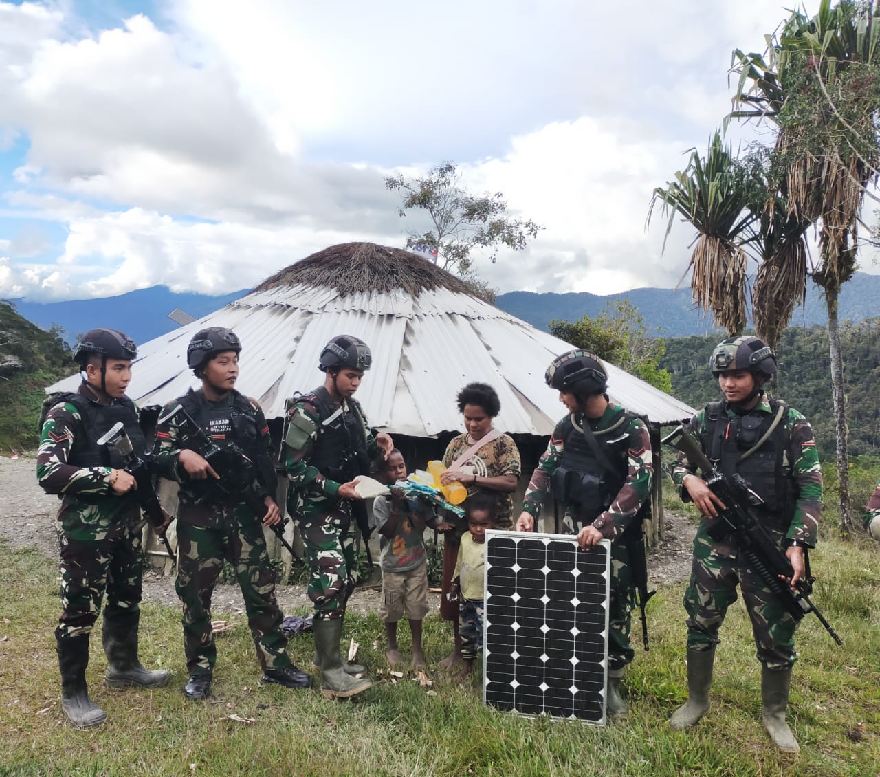 Selalu Berbagi Satgas Mobile Raider 300 Kehonai-honai Berikan Sembako