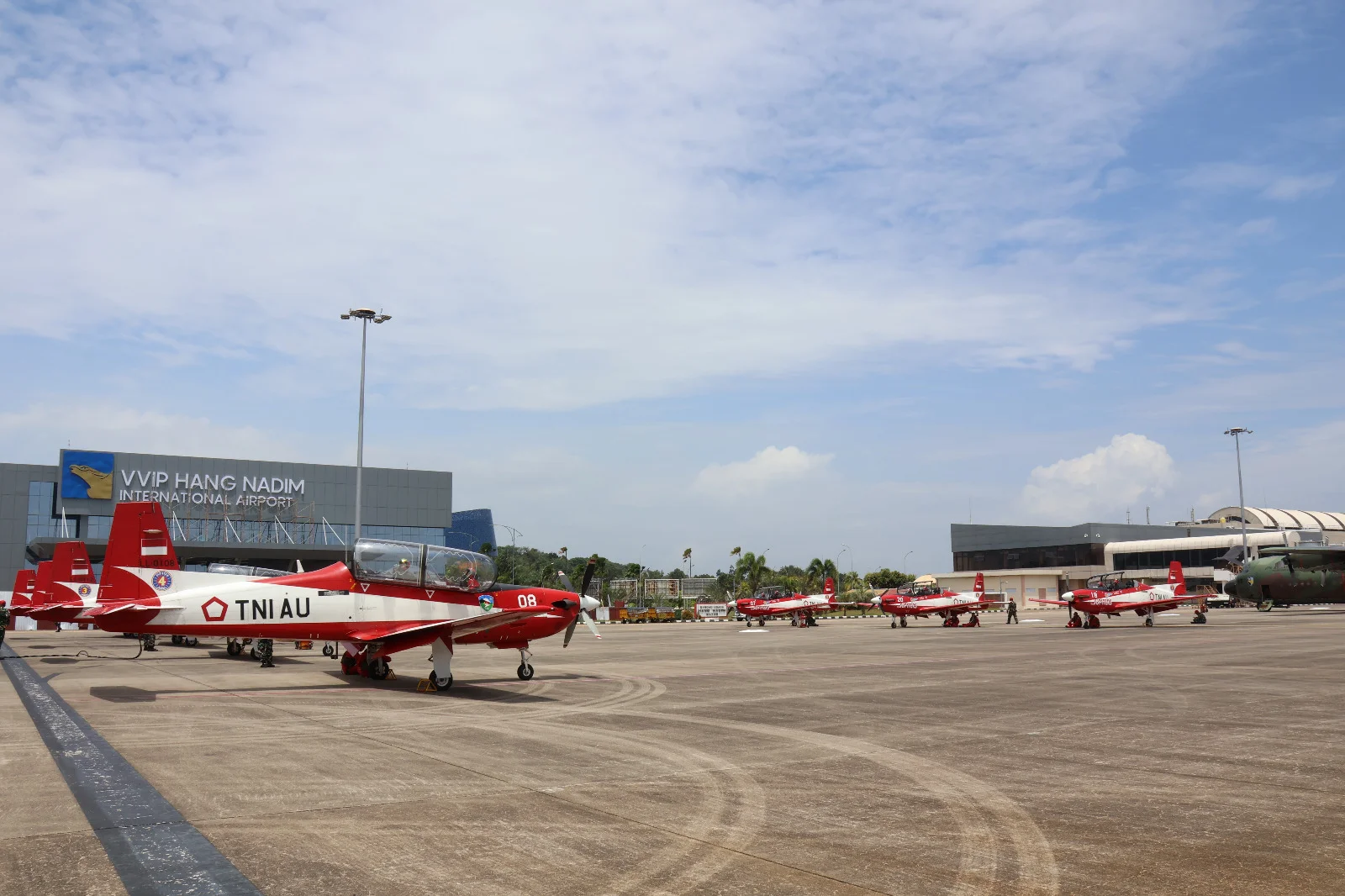 JAT Menuju Singapore Airshow 2024 : Transit di Bandara Internasional Batam disambut Danlanud HNM