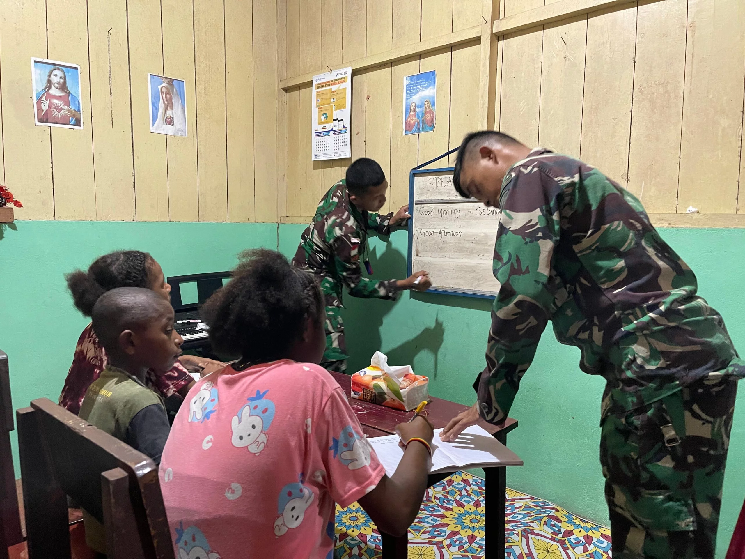 Program Cerdaskan Anak Bangsa, Satgas Yonif 122/TS Berikan Les Bahasa Inggris Kepada Anak-Anak Binaan Pos di Papua