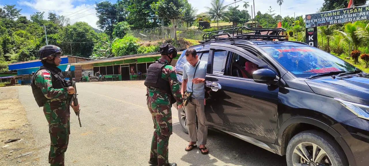 Tingkatkan Kewaspadaan Dan Ciptakan Rasa Aman, Satgas Yonif 122/TS Gelar Pemeriksaan di Jalan Lintas Trans Jayapura-Wamena
