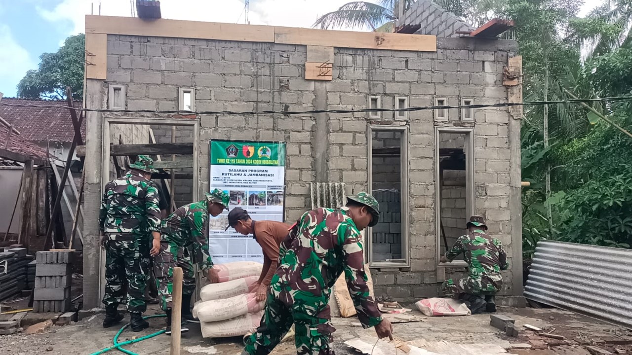 TMMD Hari Ke-2 Kodim 0808/Blitar, Senyum Bahagia Mbah Fatir Rumahnya Direhab