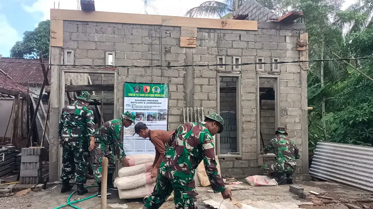 TMMD Hari Ke-2 Kodim 0808/Blitar, Senyum Bahagia Mbah Fatir Rumahnya Direhab