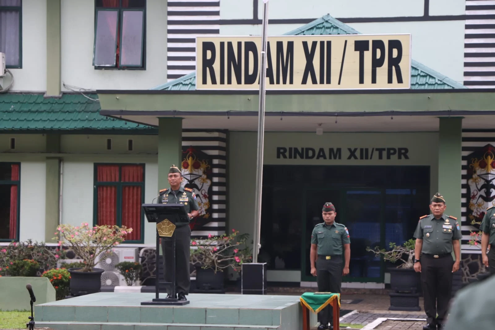 Danrindam XII/Tpr Pimpin Upacara Tradisi Penerimaan Dan Pelepasan Warga Rindam XII/Tpr