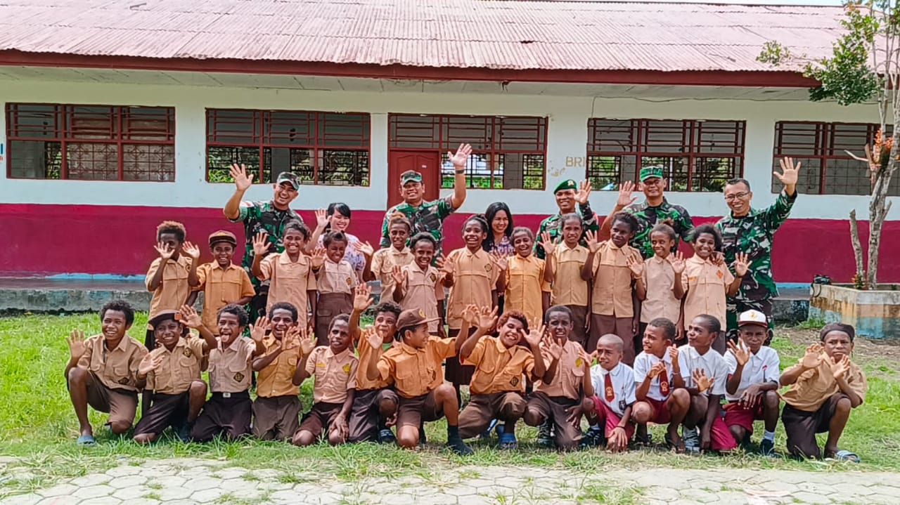 Satgas Yonif 122/TS Terima Kunjungan Tim Pusterad Dalam Kegiatan Assistensi Wilayah Binaan Pos Satgas Yonif 122/TS di Papua