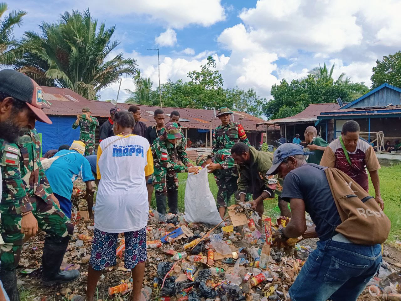 Peringati Hari Sampah Nasional, Satgas Yonif 125/SMB Tumbuhkan Kesadaran Cinta Lingkungan Masyarakat Dengan Membangun Bak Sampah