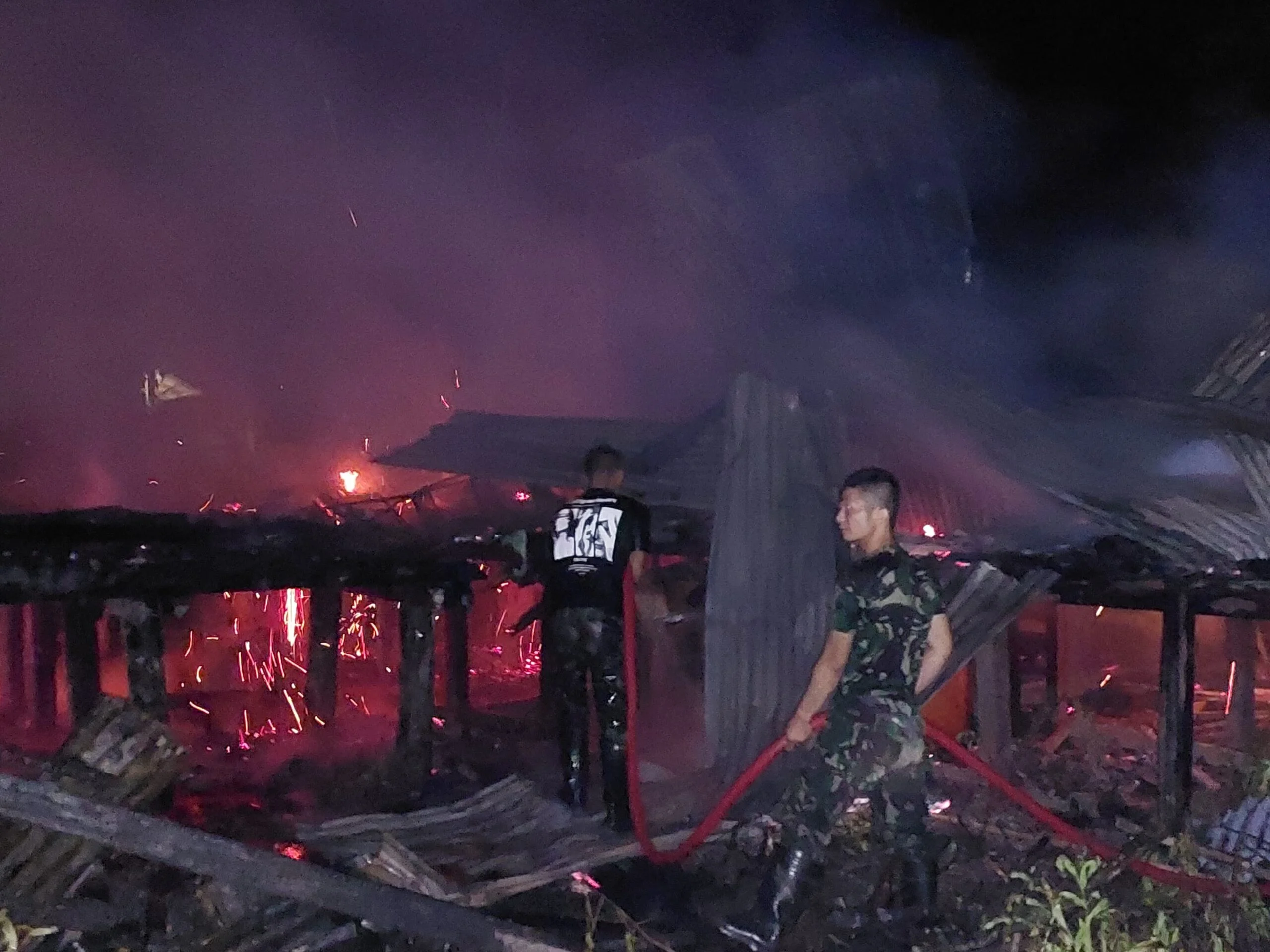 20 Prajurit Satgas Yonif 125/SMB Gerak Cepat Bantu Warga Padamkan Kebakaran di Asmat
