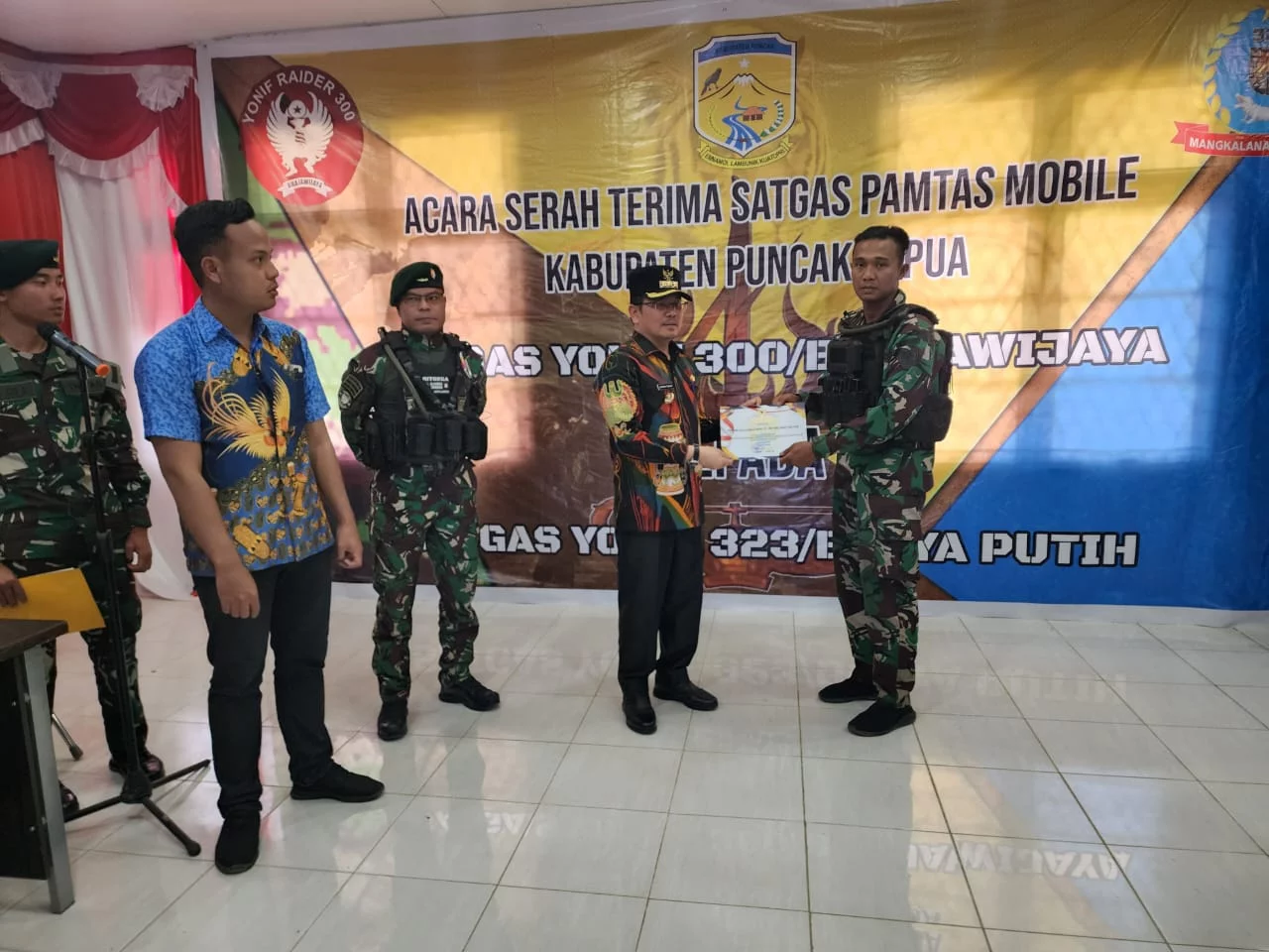 Danpos Gome Satgas Mobile 300 Siliwangi Dapat Penghargaan Dari Bupati Kabupaten Puncak di Ilaga Papua