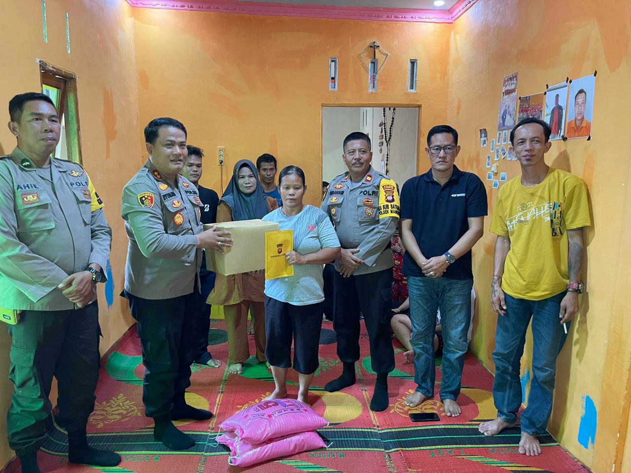 Kapolres Landak Serahkan Bansos Kepada Keluarga Anggota KPPS Yang Meninggal Dunia