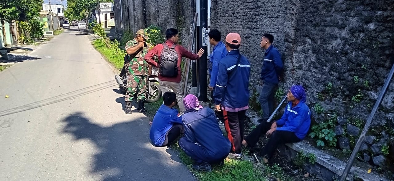 Babinsa Joyotakan Dampingi Pemasangan Jaringan WIFI di Wilayah Binaan