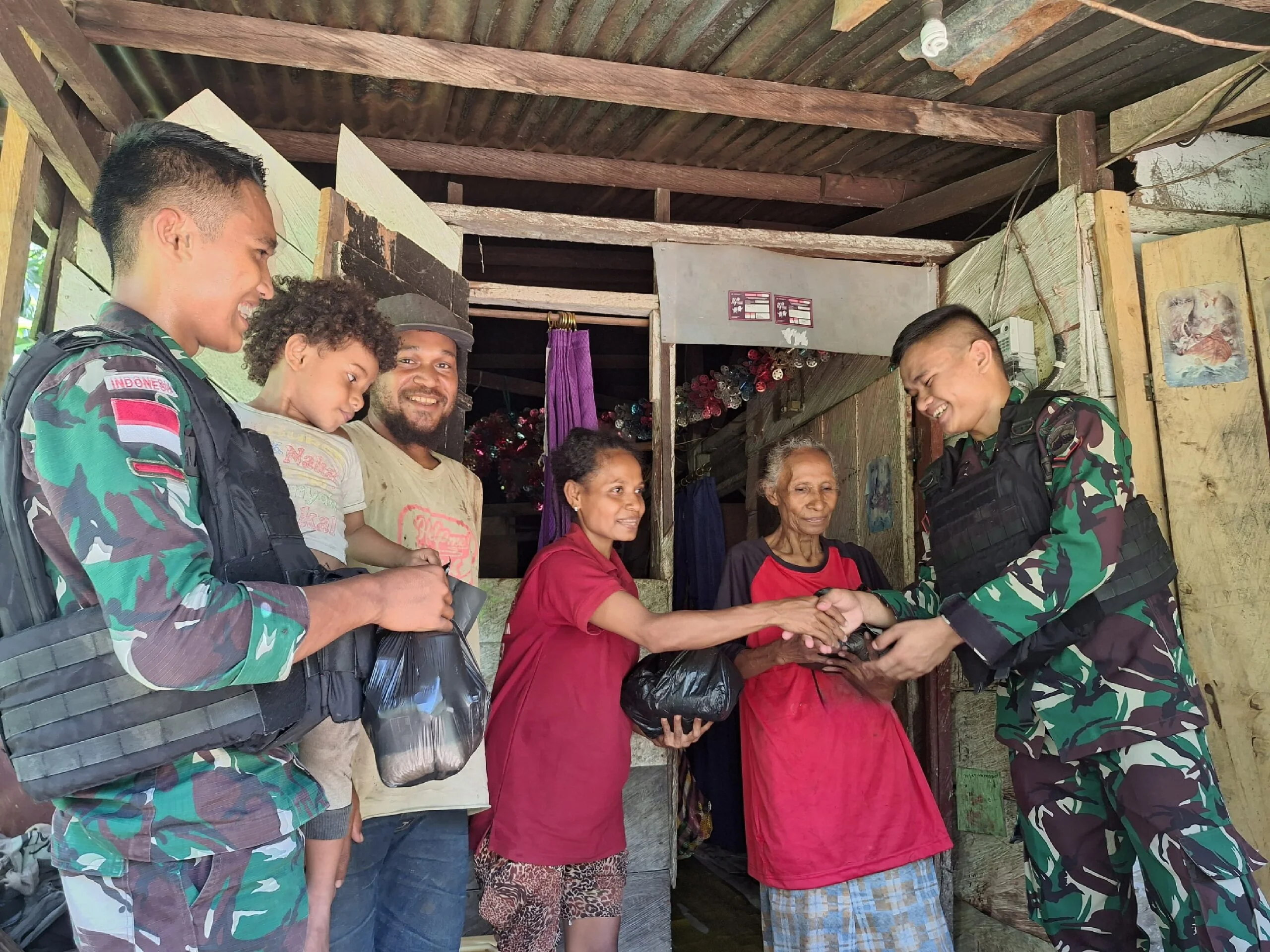 Personel Pos Wambes Yonif 122/TS Laksanakan Pendekatan Teritorial Dengan Masyarakat Binaan di Perbatasan Papua