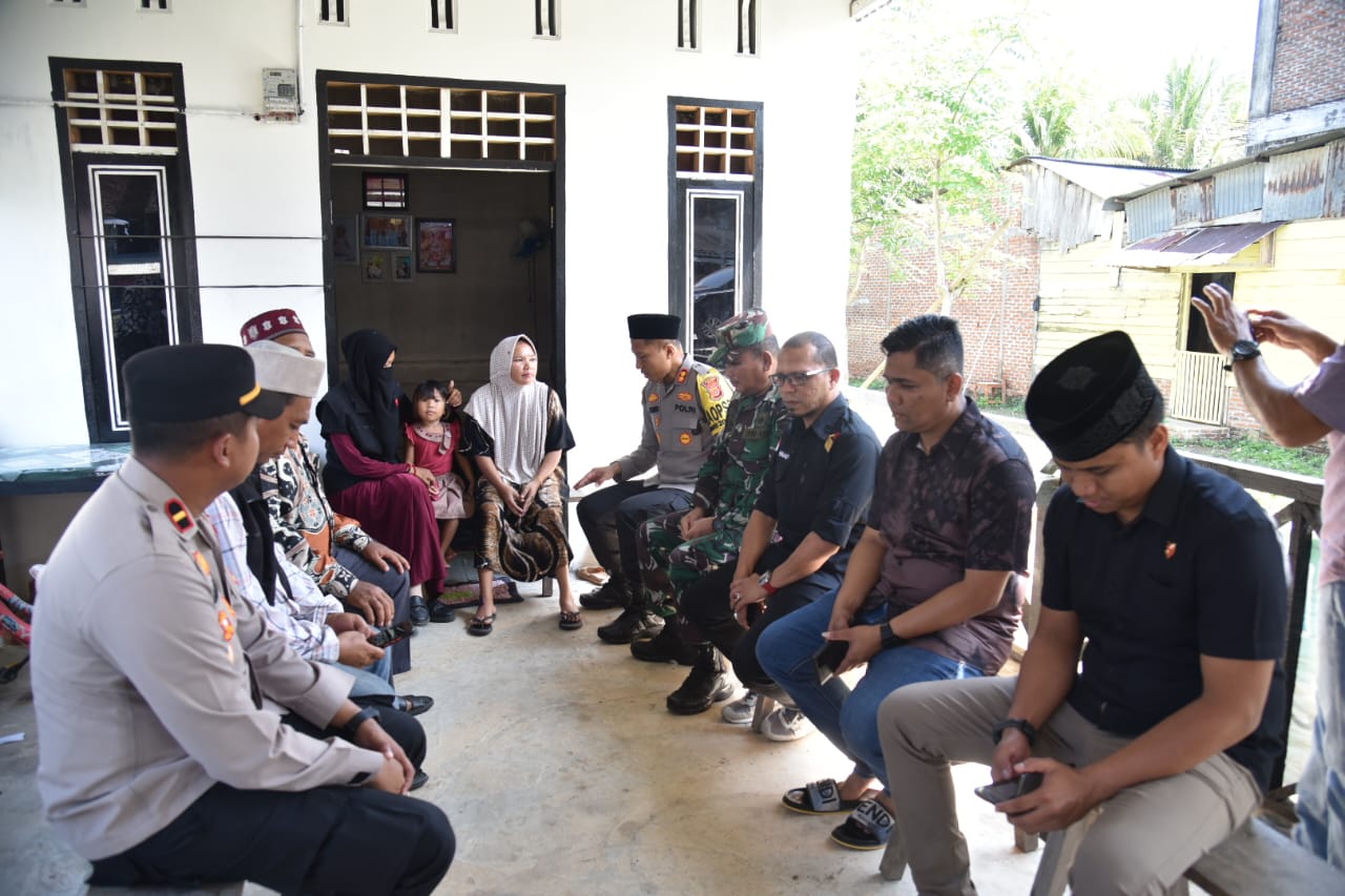 Kapolres Bireuen dan Rombongan Besuk Petugas PPG Pemilu Pasca Alami Kecelakaan