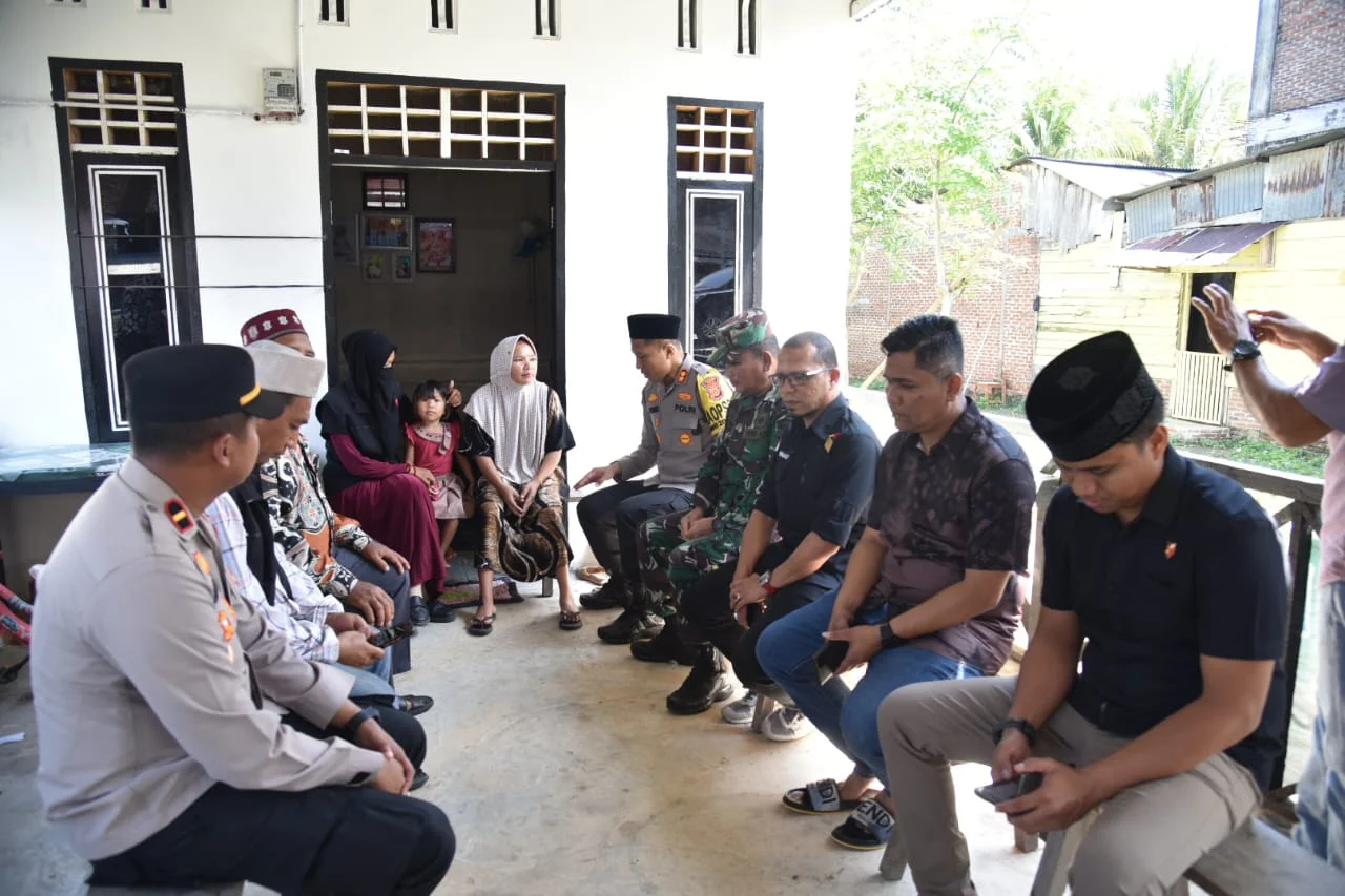 Kapolres Bireuen dan Rombongan Besuk Petugas PPG Pemilu Pasca Alami Kecelakaan