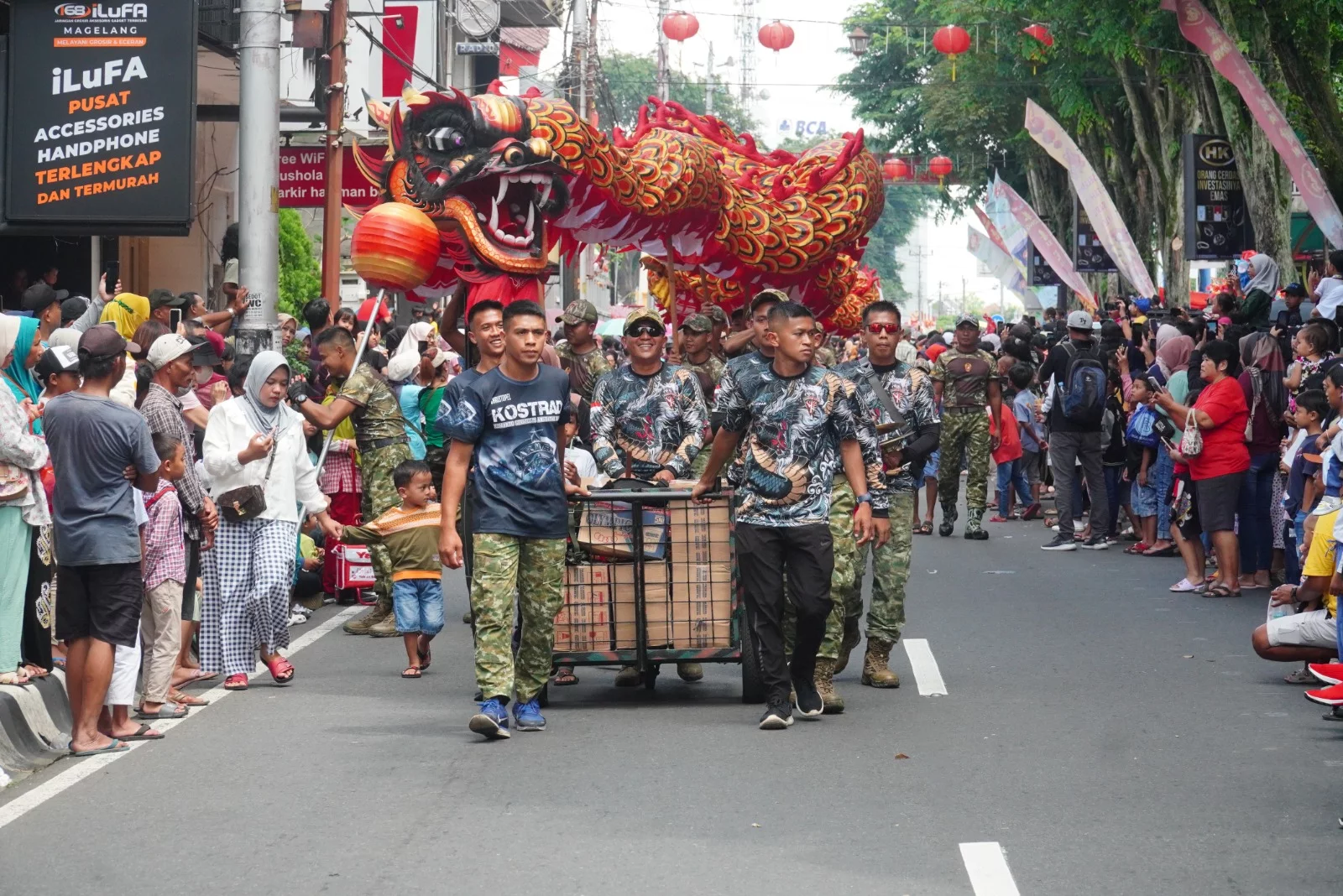 Semarakan Cap Go Meh 2024, Atraksi Barongsai Naga Guntur Geni Kostrad Pukau Ribuan Masyarakat Kota Magelang
