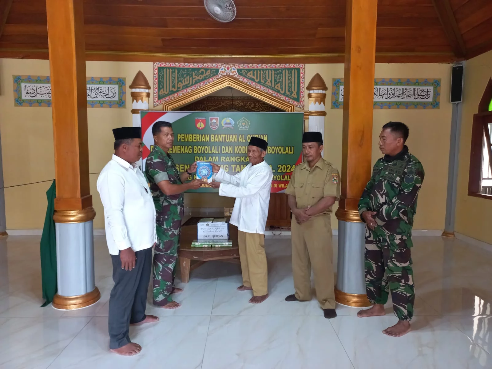 Kodim Boyolali Bagikan Al Quran ke Masjid Nurul Huda Wonosegoro
