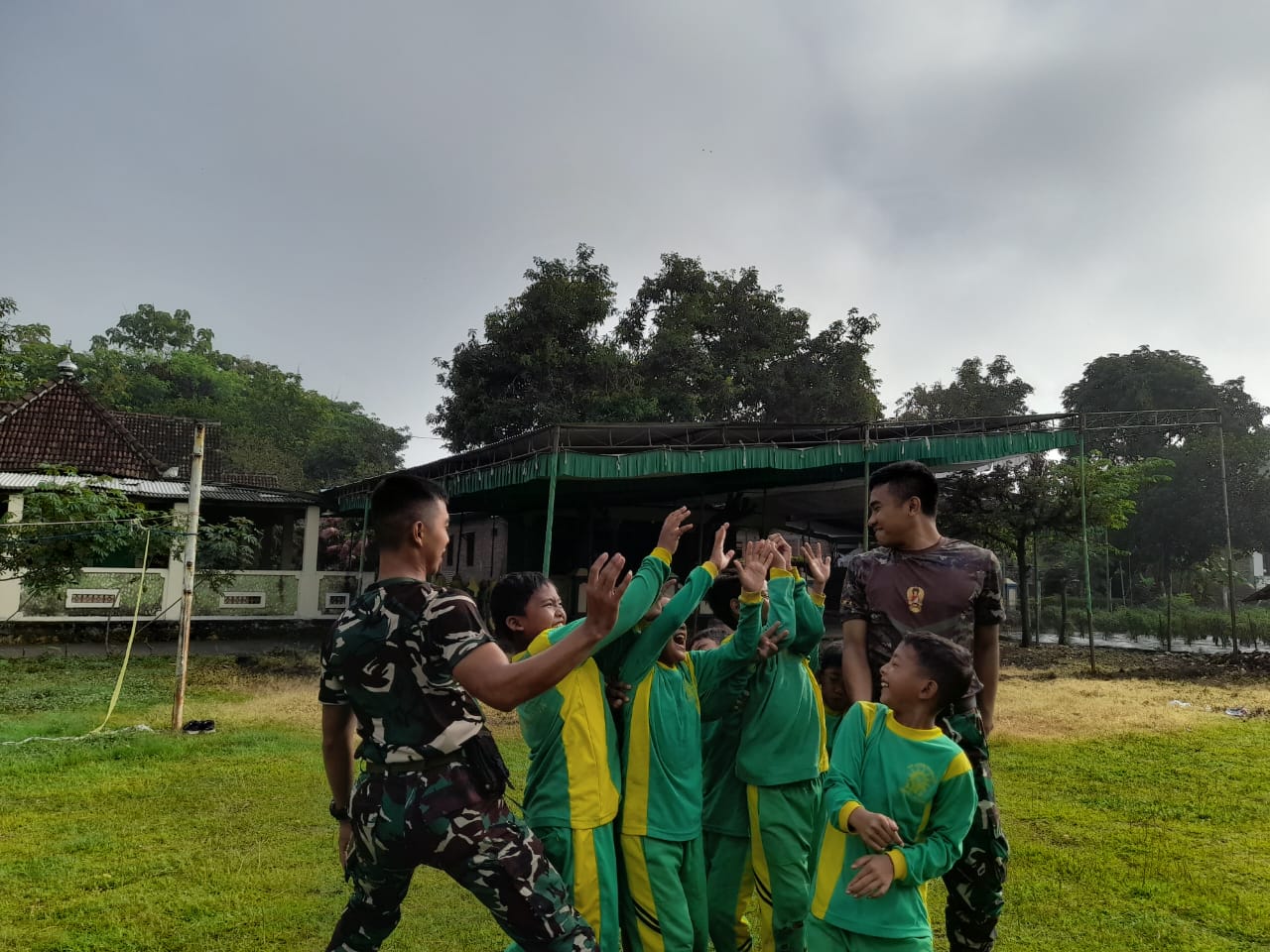 Keakraban Anggota Satgas TMMD Ke -119 Dengan Anak Sekolah
