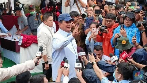 Foto: capres nomor urut 02 Prabowo Subianto melakukan pencoblosan di TPS 033 Bojong Koneng, Sentul.