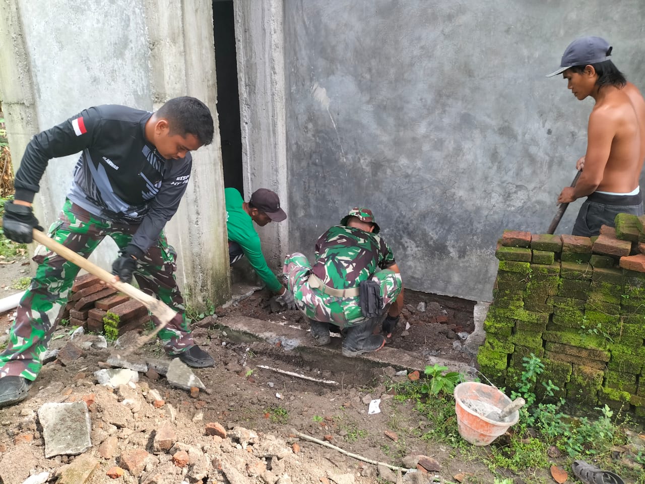 TMMD Kodim Sragen Bangun Jamban Sehat Di Mushola