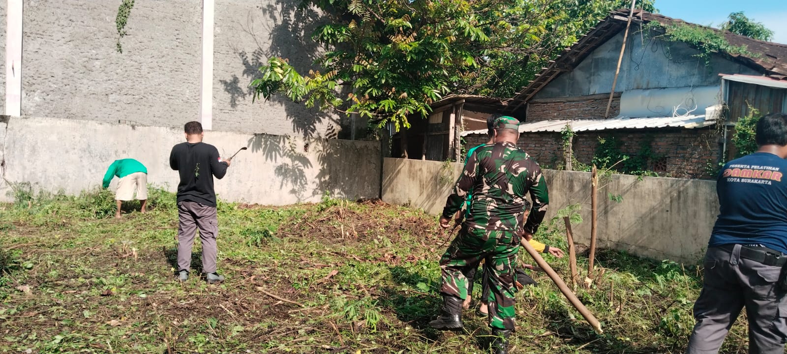 Peduli Kebersihan Lingkungan, Babinsa Joyotakan Bersama Perangkat Kelurahan Kerja Bakti