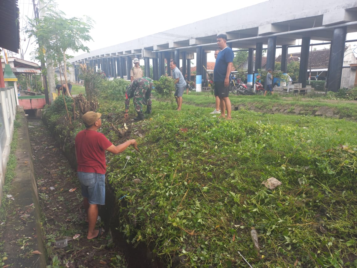 Kodim Boyolali Bersihkan Sampah di Aliran Irigasi Desa Tegalrejo