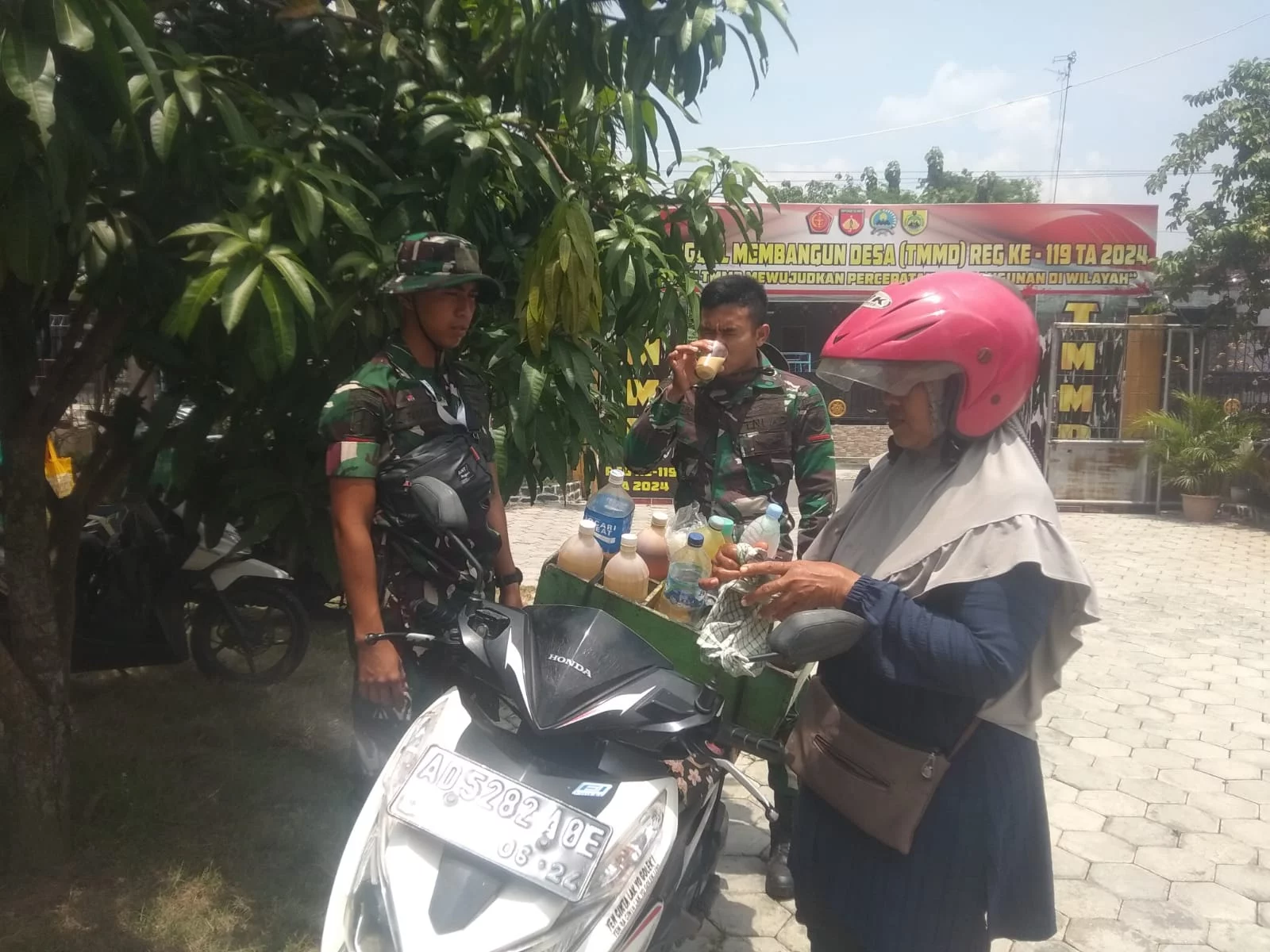 Laris manis Pak Tentara borong jamu keliling