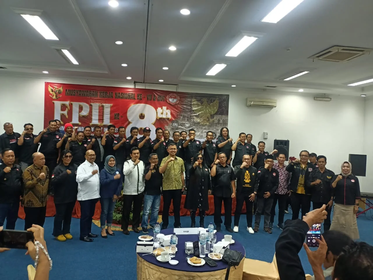Ketua Presidium FPII Serahkan Sertifikat Kepada Peserta MUKERNAS FPII Ke-VII dan HUT FPII Ke-8 di Jakarta