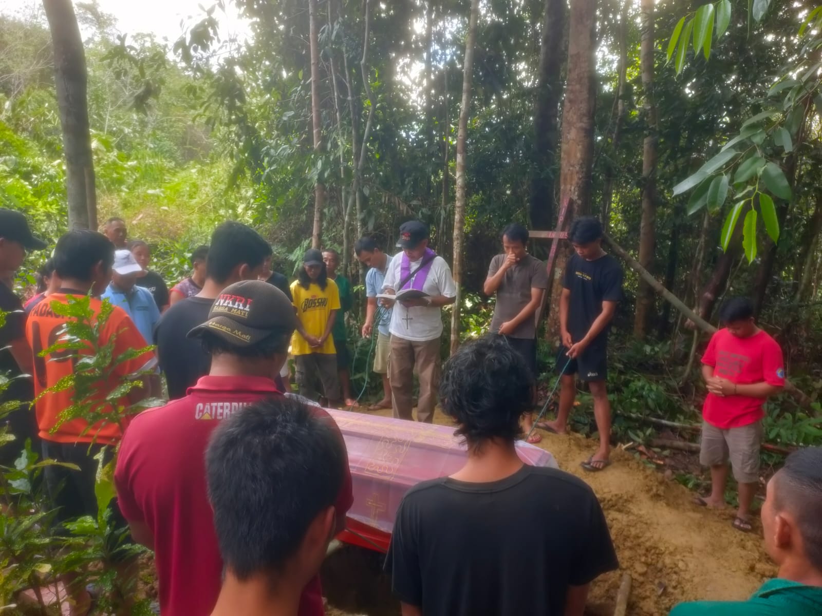 Pos KM 28 Satgas Pamtas RI-Malaysia Yonarmed 16/TK Bantu Pemakaman Warga Dusun Aping