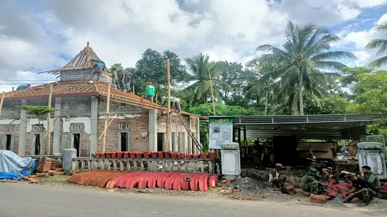 Anggota Satgas TMMD Kodim 0808/Blitar Laksanakan Kegiatan Renovasi Mushola Mubarokah