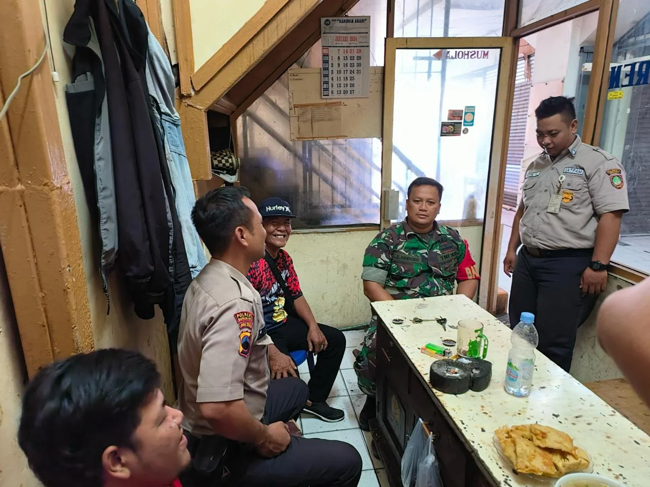Serda Catur Komsos dengan Security Selipkan Pesan Jaga Kamtibmas