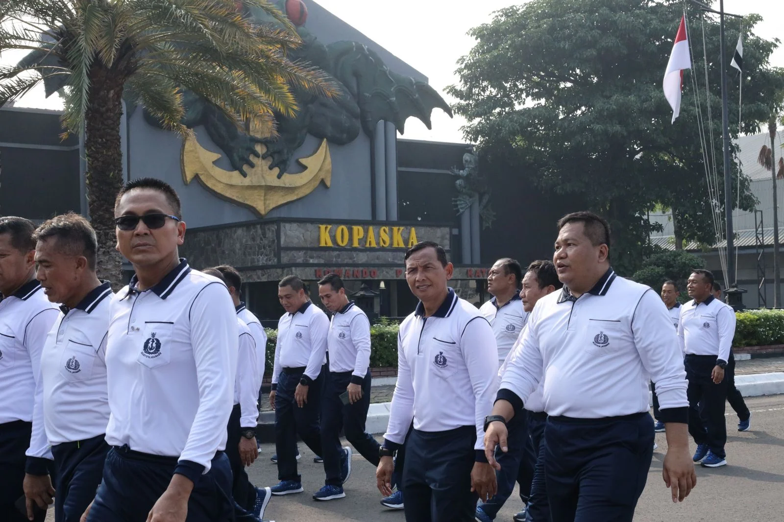 Danlantamal V Ikuti Olahraga Bersama Pangkoarmada RI