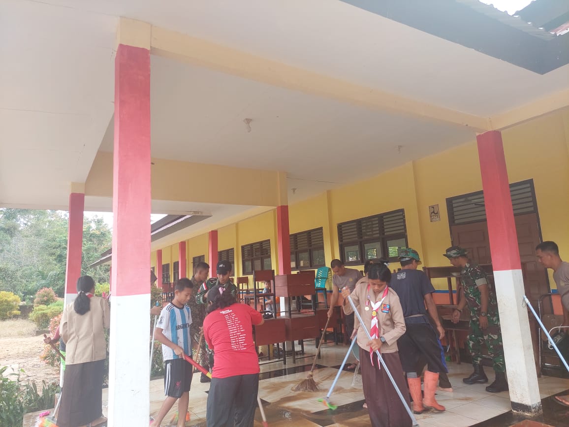 Satgas Pamtas RI-Malaysia Yonarmed 16/TK Pos Gabma Aruk Bantu Siswa-Siswi Bersihkan Sekolah Akibat Banjir
