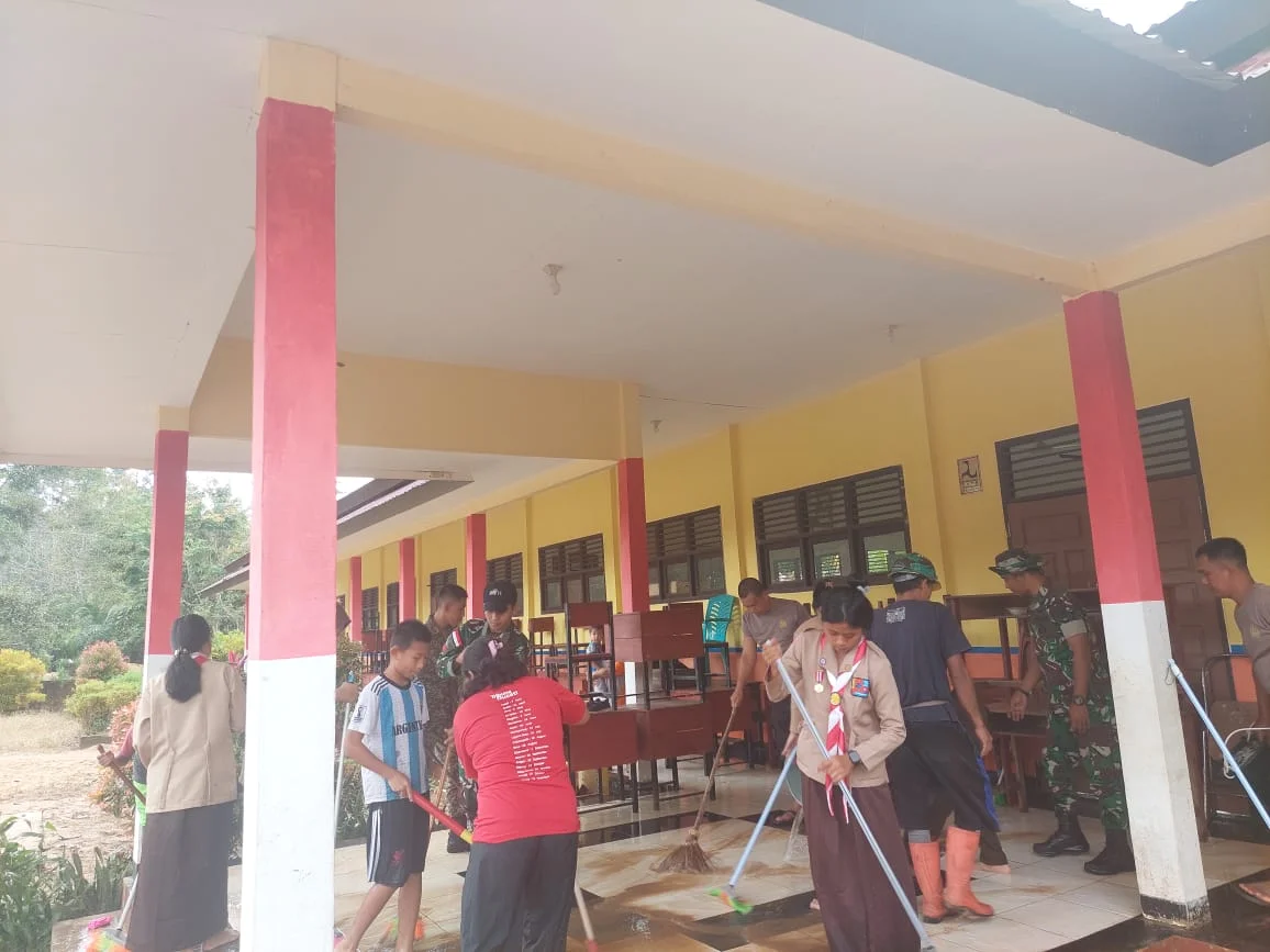 Satgas Pamtas RI-Malaysia Yonarmed 16/TK Pos Gabma Aruk Bantu Siswa-Siswi Bersihkan Sekolah Akibat Banjir
