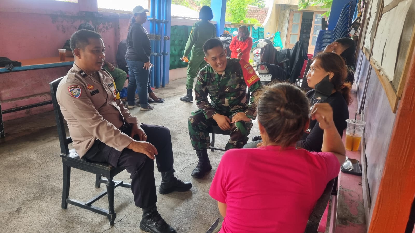 Jaga hubungan yang baik, Babinsa Tipes Komsos Dengan warga Binaan