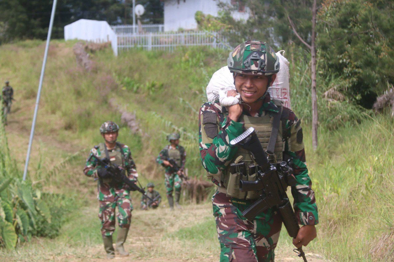 Berbagi Kebahagiaan HUT Kostrad Ke 63 Dengan Saudara Pedalaman Papua