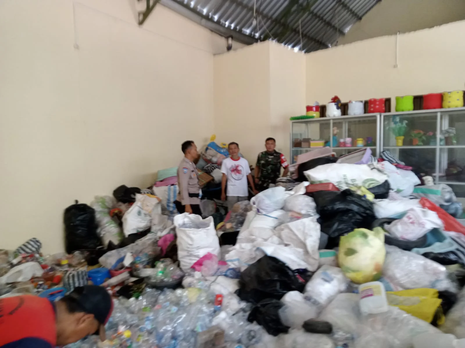 Babinsa Danukusuman Edukasi dan Sosialisasi Pengelola Bank Sampah