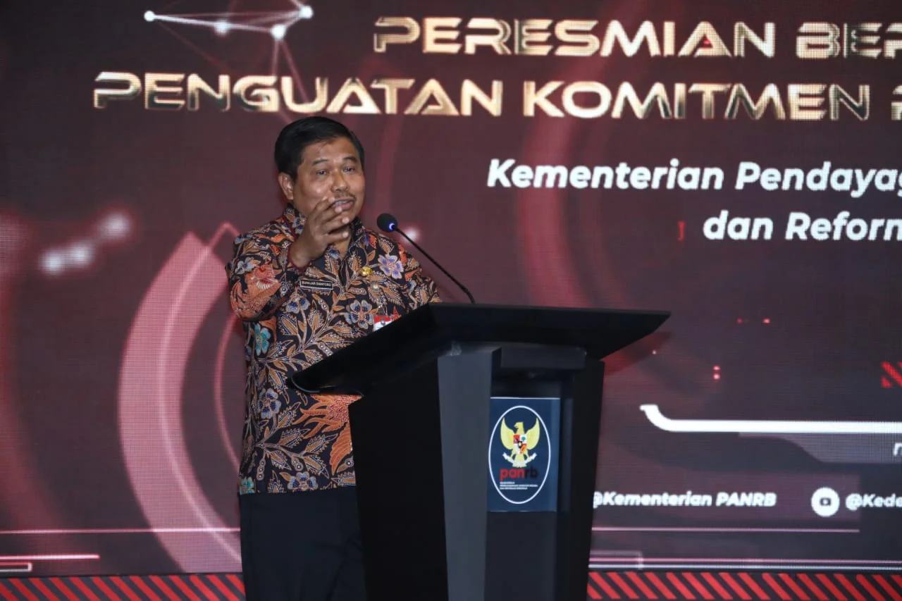 Rilis Pers Puspen Kemendagri Kamis, 7 Maret 2024 *Sekjen Kemendagri Dorong Seluruh Daerah Sukseskan SPBE dan MPP* Jakarta - Sekretaris Jenderal (Sekjen) Kementerian Dalam Negeri (Kemendagri) Suhajar Diantoro mendorong seluruh daerah menyukseskan Sistem Pemerintahan Berbasis Elektronik (SPBE) dan Mal Pelayanan Publik (MPP). Hal itu ditegaskan Suhajar saat mewakili Menteri Dalam Negeri (Mendagri) Muhammad Tito Karnavian memberikan sambutan pada acara Peresmian Bersama MPP dan Penguatan Komitmen Penerapan MPP Digital di Hotel Ritz Carlton, Jakarta, Kamis (7/3/2024). “Kami Kemendagri, Pak Mendagri sudah mempunyai komitmen yang kuat akan mendorong seluruh daerah untuk menyukseskan SPBE dan Mal Pelayanan Publik menuju digitalisasi,” katanya. Suhajar dalam kesempatan itu menyampaikan apresiasinya kepada Menteri Pendayagunaan Aparatur Negara dan Reformasi Birokrasi (MenPAN-RB) Abdullah Azwar Anas dan Menteri Kesehatan (Menkes) Budi Gunadi Sadikin yang turut hadir dalam acara tersebut. Pasalnya, MenPAN-RB telah bekerja siang-malam tidak kenal lelah untuk memajukan inovasi-inovasi pelayanan publik di seluruh Indonesia. Begitu juga dengan Menkes dalam memajukan pelayanan publik yang lebih inovatif. “Bapak Menkes, Alhamdulillah nanti kalau kita ada waktu kita singgah kantor Pak Menkes, ini kantornya Pak Mendagri sudah lihat, saya belum sempat ke sana, Pak Mendagri memuji inovasi digitalisasi di kantornya Pak Menkes,” ungkapnya. Ia menambahkan, peningkatan pelayanan publik yang inovatif harus ditingkatkan untuk mendukung kemajuan suatu negara. Ini selaras dengan penelitian Mark Turner yang menunjukkan bahwa negara yang lebih cepat maju melampaui negara tetangganya adalah yang mampu mentransformasi pemerintahannya menjadi organisasi pelayanan. Misalnya, Singapura, Taiwan, Korea Selatan, Thailand, dan Malaysia. “Artinya, kalau mau maju ya ubah jadi pelayanan, apa pun, bupati ya pelayan, kami Sekjen Kemendagri melayani, kira-kira seperti itu,” tuturnya. Penelitian Turner tersebut, lanjut Suhajar, membantah pemikiran dari Perdana Menteri Singapura tahun 1959–1990 Lee Kuan Yew yang menulis di dalam bukunya, bahwa negara-negara yang membatasi kebebasan lebih maju daripada negara demokrasi. Padahal, Singapura menjadi lebih maju setelah mengubah pemerintahannya menjadi organisasi pelayanan publik yang efektif. “Nah, efektifnya ini hari ini harus di-connecting-kan dengan teknologi informasi, makanya pelayanan dan digitalisasi, semua akan sangat lengkap nanti kita mendapatkan arahan dari Bapak MenPAN-RB,” tandas Suhajar. Puspen Kemendagri